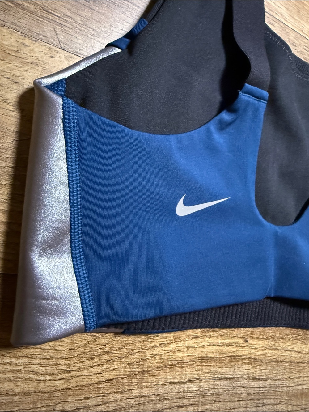 Women’s Nike Metallic Sports Bra Size Small - Picture 5 of 11